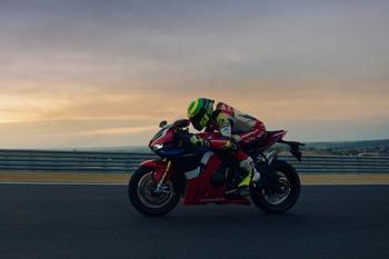 Honda Motos destaca velocidade e tecnologia da nova CBR 1000RR-R Fireblade SP em campanha 